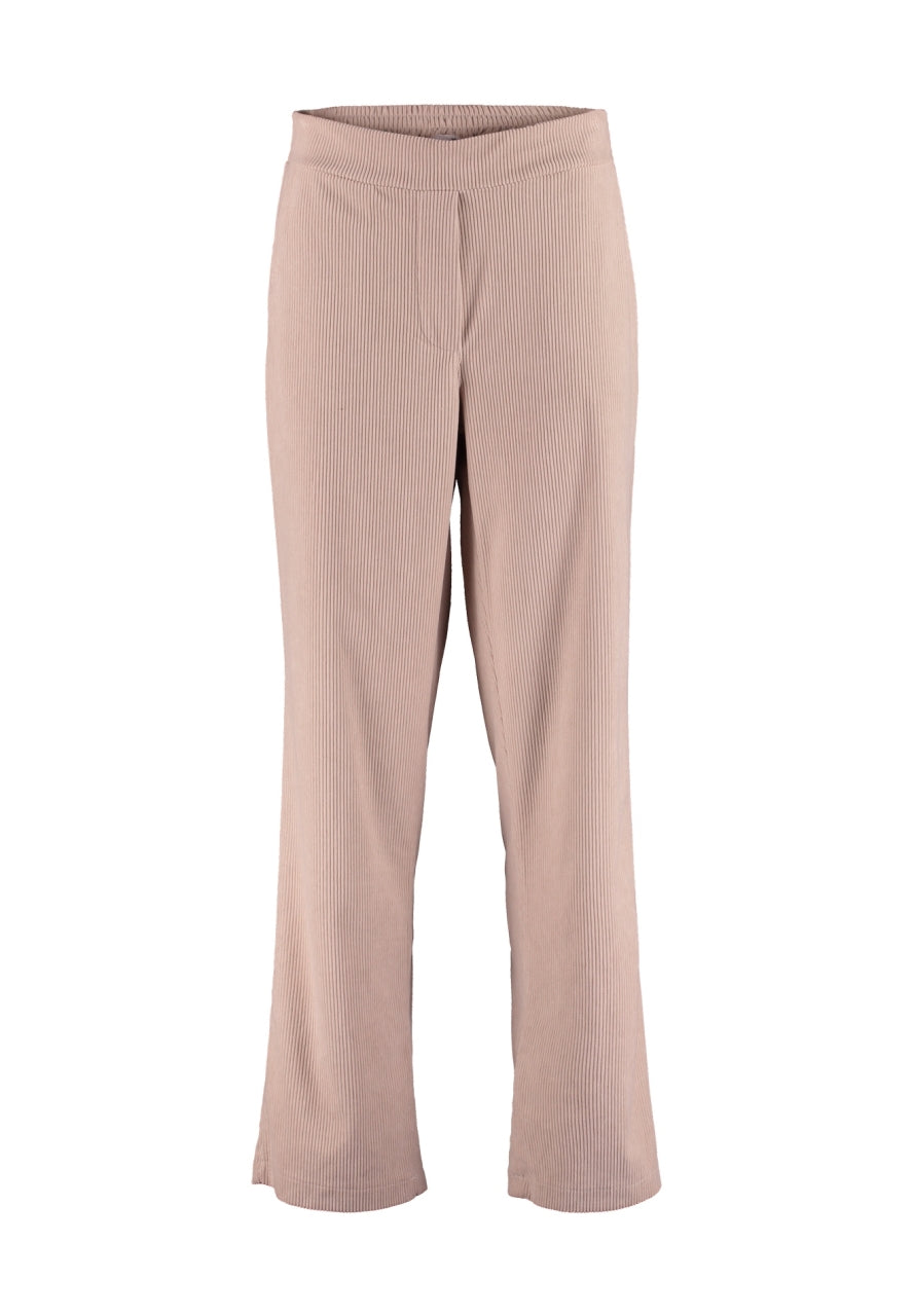 Pantalón ancho con cintura de goma y bolsillos. Dos botones decorativos en la parte delantera. tejido elástico y suave.

Composición: 95% Poliéster y 5% Elastán.

Se recomienda lavar a mano o en lavadora hasta 30º. No usar lejía, planchar suavemente del revés hasta 110º y no usar secadora.