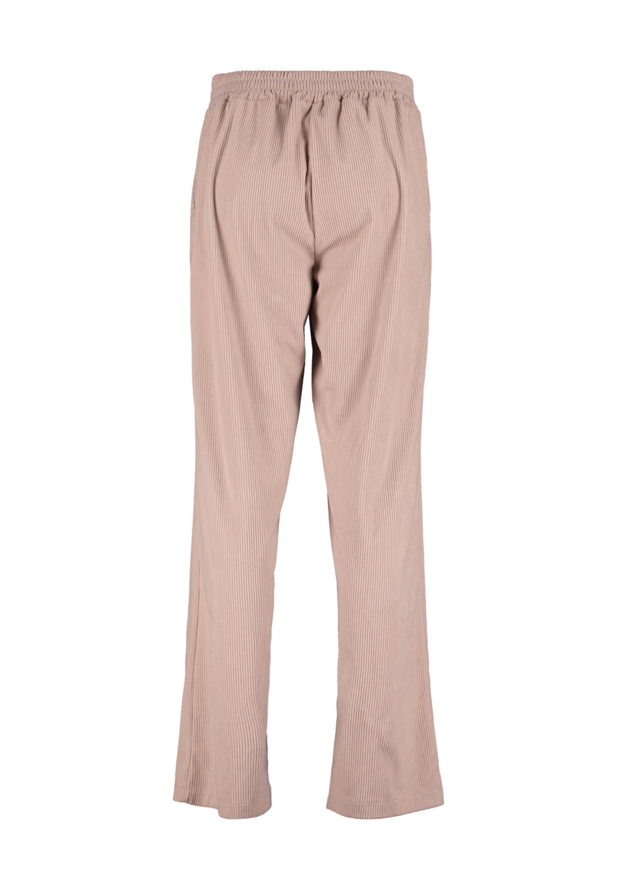 Pantalón ancho con cintura de goma y bolsillos. Dos botones decorativos en la parte delantera. tejido elástico y suave.

Composición: 95% Poliéster y 5% Elastán.

Se recomienda lavar a mano o en lavadora hasta 30º. No usar lejía, planchar suavemente del revés hasta 110º y no usar secadora.