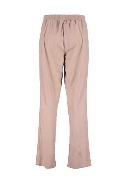 Pantalón ancho con cintura de goma y bolsillos. Dos botones decorativos en la parte delantera. tejido elástico y suave.

Composición: 95% Poliéster y 5% Elastán.

Se recomienda lavar a mano o en lavadora hasta 30º. No usar lejía, planchar suavemente del revés hasta 110º y no usar secadora.