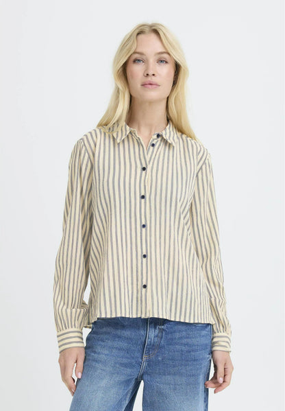 Camisa de manga larga, con rayas verticales en azul haciendo contraste.


Composición: 100% Algodón.


Se recomienda lavar a mano o en lavadora hasta 30º. No usar lejía, planchar suavemente del revés hasta 110º y no usar secadora.