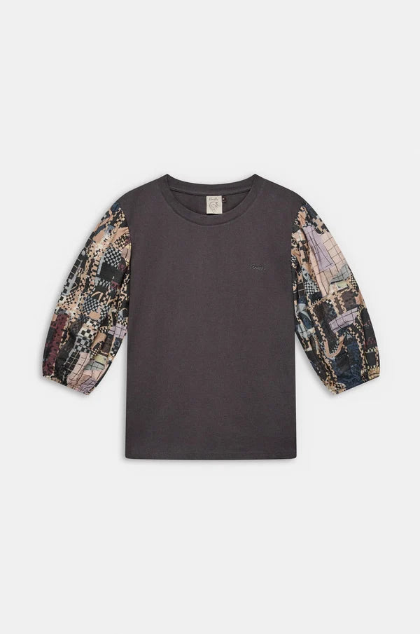Camiseta en tono gris con diseño combinado y mangas estampadas que aportan un toque artístico y original. Su corte cómodo y tejido suave la convierten en una prenda perfecta para el día a día. El bordado Anekke en el pecho añade un detalle delicado y distintivo. Ideal para crear looks con personalidad y estilo.

Composición:

100%COTTON
SLEEVES:&nbsp;69,4%VISCOSE 30,6%POLYAMIDE

Se recomienda lavar a mano o en lavadora hasta 30º. No usar lejía, planchar suavemente del revés hasta 110º y no usar secadora.