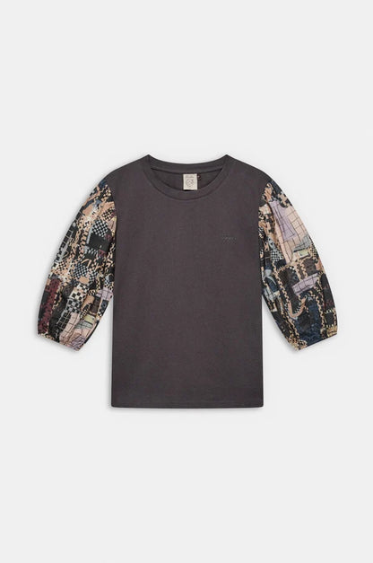 Camiseta en tono gris con diseño combinado y mangas estampadas que aportan un toque artístico y original. Su corte cómodo y tejido suave la convierten en una prenda perfecta para el día a día. El bordado Anekke en el pecho añade un detalle delicado y distintivo. Ideal para crear looks con personalidad y estilo.

Composición:

100%COTTON
SLEEVES:&nbsp;69,4%VISCOSE 30,6%POLYAMIDE

Se recomienda lavar a mano o en lavadora hasta 30º. No usar lejía, planchar suavemente del revés hasta 110º y no usar secadora.