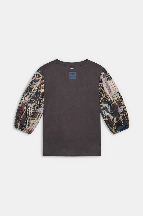 Camiseta en tono gris con diseño combinado y mangas estampadas que aportan un toque artístico y original. Su corte cómodo y tejido suave la convierten en una prenda perfecta para el día a día. El bordado Anekke en el pecho añade un detalle delicado y distintivo. Ideal para crear looks con personalidad y estilo.

Composición:

100%COTTON
SLEEVES:&nbsp;69,4%VISCOSE 30,6%POLYAMIDE

Se recomienda lavar a mano o en lavadora hasta 30º. No usar lejía, planchar suavemente del revés hasta 110º y no usar secadora.
