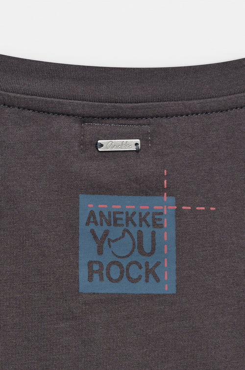 Camiseta en tono gris con diseño combinado y mangas estampadas que aportan un toque artístico y original. Su corte cómodo y tejido suave la convierten en una prenda perfecta para el día a día. El bordado Anekke en el pecho añade un detalle delicado y distintivo. Ideal para crear looks con personalidad y estilo.

Composición:

100%COTTON
SLEEVES:&nbsp;69,4%VISCOSE 30,6%POLYAMIDE

Se recomienda lavar a mano o en lavadora hasta 30º. No usar lejía, planchar suavemente del revés hasta 110º y no usar secadora.