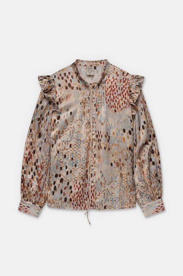 Blusa fluida con estampado artístico en tonos suaves y detalles llenos de delicadeza. Su cuello con lazada y los volantes en los hombros aportan un estilo romántico y elegante. El tejido ligero crea movimiento y comodidad al llevarla. Una prenda especial para looks femeninos con un toque creativo.

Composición: 100%Poliéster.

Se recomienda lavar a mano o en lavadora hasta 30º. No usar lejía, planchar suavemente del revés hasta 110º y no usar secadora.