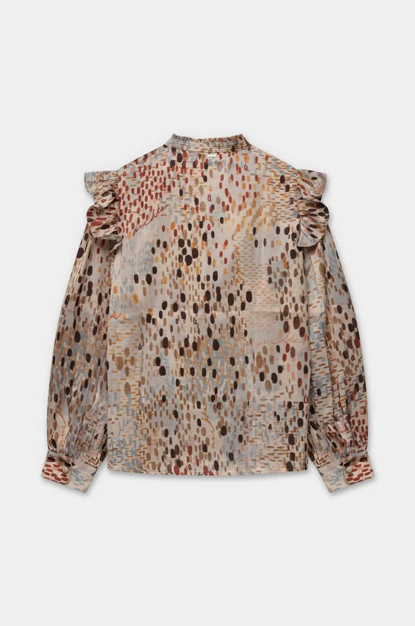 Blusa fluida con estampado artístico en tonos suaves y detalles llenos de delicadeza. Su cuello con lazada y los volantes en los hombros aportan un estilo romántico y elegante. El tejido ligero crea movimiento y comodidad al llevarla. Una prenda especial para looks femeninos con un toque creativo.

Composición: 100%Poliéster.

Se recomienda lavar a mano o en lavadora hasta 30º. No usar lejía, planchar suavemente del revés hasta 110º y no usar secadora.