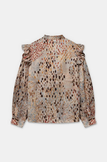 Blusa fluida con estampado artístico en tonos suaves y detalles llenos de delicadeza. Su cuello con lazada y los volantes en los hombros aportan un estilo romántico y elegante. El tejido ligero crea movimiento y comodidad al llevarla. Una prenda especial para looks femeninos con un toque creativo.

Composición: 100%Poliéster.

Se recomienda lavar a mano o en lavadora hasta 30º. No usar lejía, planchar suavemente del revés hasta 110º y no usar secadora.