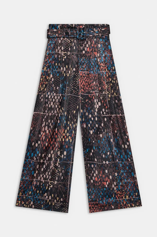 Pantalón estampado de tiro alto y pata ancha. Muy estiloso e ideal para disfrutarlo desde ya, y durante todo el otoño/invierno. Cinturón a juego.

Composición: 100% Poliéster.

Se recomienda lavar a mano o en lavadora hasta 30º. No usar lejía, planchar suavemente del revés hasta 110º y no usar secadora.