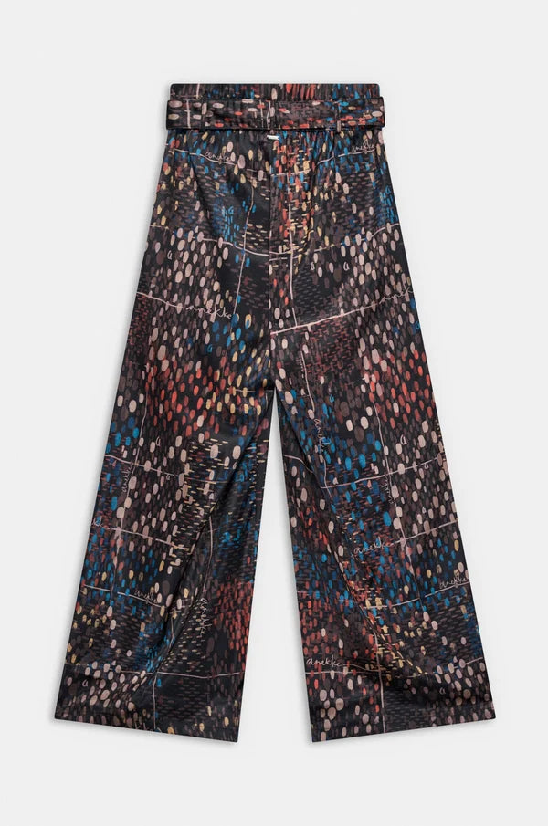 Pantalón estampado de tiro alto y pata ancha. Muy estiloso e ideal para disfrutarlo desde ya, y durante todo el otoño/invierno. Cinturón a juego.

Composición: 100% Poliéster.

Se recomienda lavar a mano o en lavadora hasta 30º. No usar lejía, planchar suavemente del revés hasta 110º y no usar secadora.