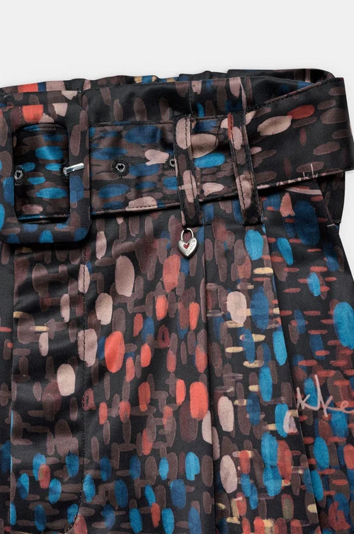 Pantalón estampado de tiro alto y pata ancha. Muy estiloso e ideal para disfrutarlo desde ya, y durante todo el otoño/invierno. Cinturón a juego.

Composición: 100% Poliéster.

Se recomienda lavar a mano o en lavadora hasta 30º. No usar lejía, planchar suavemente del revés hasta 110º y no usar secadora.