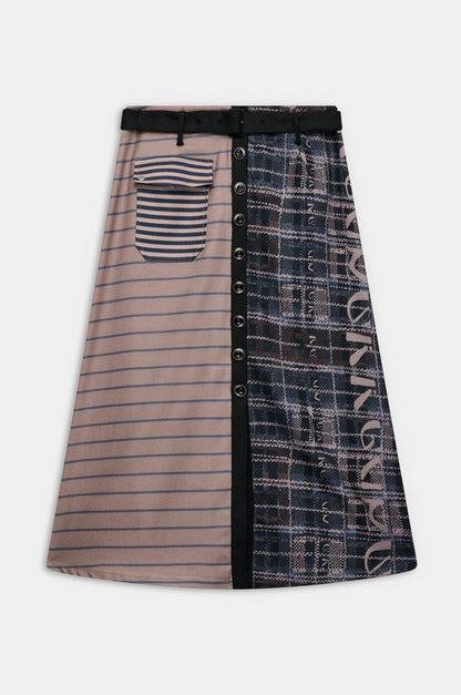 Una falda que mezcla texturas, líneas y detalles como si fueran notas de una misma melodía. Su diseño combina estampados y botones que aportan carácter y movimiento al look. Original, cómoda y llena de personalidad, es perfecta para crear conjuntos únicos. Porque tu estilo también es una forma de contar tu historia.

Composición: 100% Poliéster.

Se recomienda lavar a mano o en lavadora hasta 30º. No usar lejía, planchar suavemente del revés hasta 110º y no usar secadora.