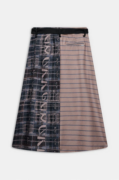 Una falda que mezcla texturas, líneas y detalles como si fueran notas de una misma melodía. Su diseño combina estampados y botones que aportan carácter y movimiento al look. Original, cómoda y llena de personalidad, es perfecta para crear conjuntos únicos. Porque tu estilo también es una forma de contar tu historia.

Composición: 100% Poliéster.

Se recomienda lavar a mano o en lavadora hasta 30º. No usar lejía, planchar suavemente del revés hasta 110º y no usar secadora.