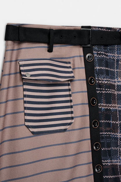 Una falda que mezcla texturas, líneas y detalles como si fueran notas de una misma melodía. Su diseño combina estampados y botones que aportan carácter y movimiento al look. Original, cómoda y llena de personalidad, es perfecta para crear conjuntos únicos. Porque tu estilo también es una forma de contar tu historia.

Composición: 100% Poliéster.

Se recomienda lavar a mano o en lavadora hasta 30º. No usar lejía, planchar suavemente del revés hasta 110º y no usar secadora.