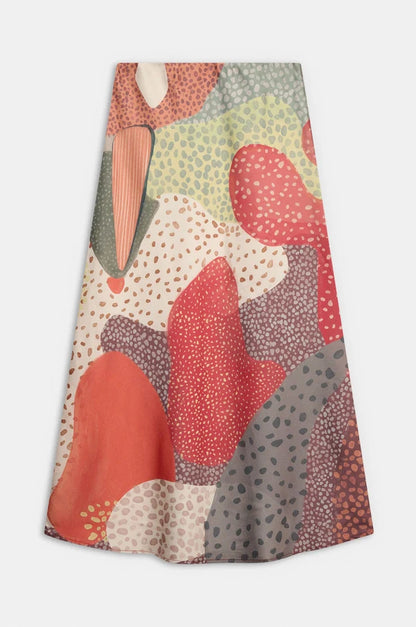 Inspirada en los campos de tulipanes que florecen en Holanda, esta falda fluida celebra la belleza de lo sencillo. Su caída ligera y su brillo suave crean movimiento y elegancia en cada paso. Una prenda pensada para acompañarte con naturalidad. Porque, igual que las flores, tu estilo también florece cada día.

Composición: 100% Poliéster.

Se recomienda lavar a mano o en lavadora hasta 30º. No usar lejía, planchar suavemente del revés hasta 110º y no usar secadora.