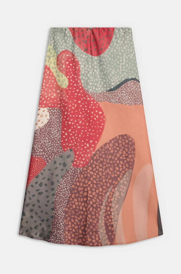 Inspirada en los campos de tulipanes que florecen en Holanda, esta falda fluida celebra la belleza de lo sencillo. Su caída ligera y su brillo suave crean movimiento y elegancia en cada paso. Una prenda pensada para acompañarte con naturalidad. Porque, igual que las flores, tu estilo también florece cada día.

Composición: 100% Poliéster.

Se recomienda lavar a mano o en lavadora hasta 30º. No usar lejía, planchar suavemente del revés hasta 110º y no usar secadora.