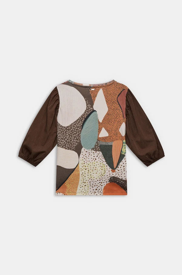 Camiseta con estampado artístico multicolor que combina formas orgánicas y tonos cálidos llenos de personalidad. Sus mangas abullonadas en contraste aportan volumen y un toque elegante. El diseño fluido la hace cómoda y especial para el día a día. Una prenda original para looks con carácter creativo.

Composición:

100%COTTON
SLEEVES:&nbsp;69,4%VISCOSE 30,6%POLYAMIDE

Se recomienda lavar a mano o en lavadora hasta 30º. No usar lejía, planchar suavemente del revés hasta 110º y no usar secadora.