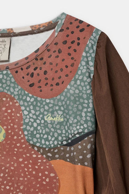 Camiseta con estampado artístico multicolor que combina formas orgánicas y tonos cálidos llenos de personalidad. Sus mangas abullonadas en contraste aportan volumen y un toque elegante. El diseño fluido la hace cómoda y especial para el día a día. Una prenda original para looks con carácter creativo.

Composición:

100%COTTON
SLEEVES:&nbsp;69,4%VISCOSE 30,6%POLYAMIDE

Se recomienda lavar a mano o en lavadora hasta 30º. No usar lejía, planchar suavemente del revés hasta 110º y no usar secadora.