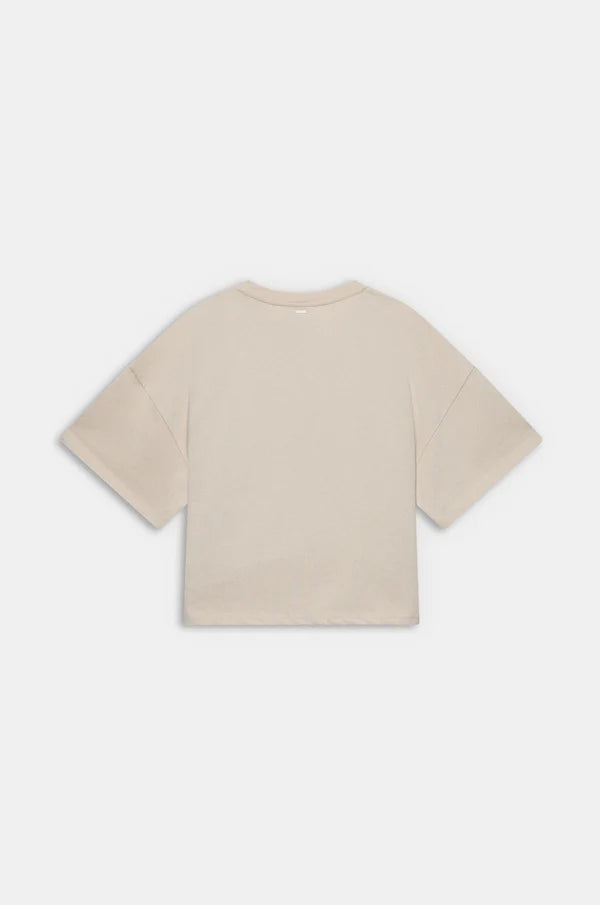 Camiseta de manga corta en tono beige con original aplicación floral en relieve y pequeños detalles decorativos. Su diseño combina sencillez y un toque artesanal que aporta personalidad. El tejido de algodón ofrece suavidad y comodidad para el día a día. Una prenda especial que añade un aire delicado y creativo a cualquier look.

Composición: !00% Algodón.

Se recomienda lavar a mano o en lavadora hasta 30º. No usar lejía, planchar suavemente del revés hasta 110º y no usar secadora.
