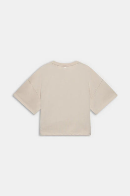 Camiseta de manga corta en tono beige con original aplicación floral en relieve y pequeños detalles decorativos. Su diseño combina sencillez y un toque artesanal que aporta personalidad. El tejido de algodón ofrece suavidad y comodidad para el día a día. Una prenda especial que añade un aire delicado y creativo a cualquier look.

Composición: !00% Algodón.

Se recomienda lavar a mano o en lavadora hasta 30º. No usar lejía, planchar suavemente del revés hasta 110º y no usar secadora.