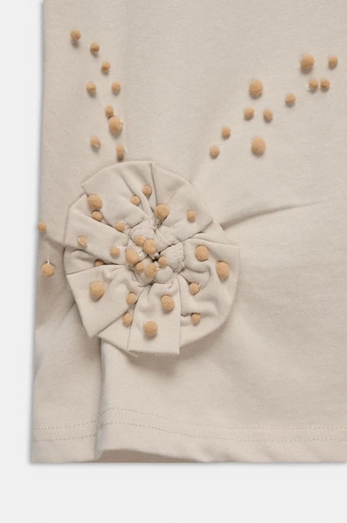 Camiseta de manga corta en tono beige con original aplicación floral en relieve y pequeños detalles decorativos. Su diseño combina sencillez y un toque artesanal que aporta personalidad. El tejido de algodón ofrece suavidad y comodidad para el día a día. Una prenda especial que añade un aire delicado y creativo a cualquier look.

Composición: !00% Algodón.

Se recomienda lavar a mano o en lavadora hasta 30º. No usar lejía, planchar suavemente del revés hasta 110º y no usar secadora.