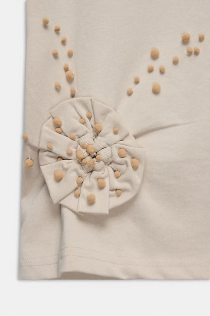 Camiseta de manga corta en tono beige con original aplicación floral en relieve y pequeños detalles decorativos. Su diseño combina sencillez y un toque artesanal que aporta personalidad. El tejido de algodón ofrece suavidad y comodidad para el día a día. Una prenda especial que añade un aire delicado y creativo a cualquier look.

Composición: !00% Algodón.

Se recomienda lavar a mano o en lavadora hasta 30º. No usar lejía, planchar suavemente del revés hasta 110º y no usar secadora.