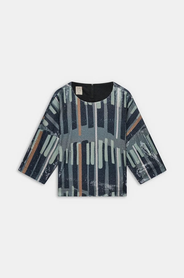 Camisa en tono verde con estampado geométrico y sutil efecto brillante que aporta un estilo moderno y original. Su corte amplio y mangas cortas crean una silueta cómoda y ligera. Una prenda con carácter que ilumina cualquier look. Perfecta para añadir un toque artístico y sofisticado a tu día a día.

Composición: 95,1% Poliéster y 4,9% Elastano.

Se recomienda lavar a mano o en lavadora hasta 30º. No usar lejía, planchar suavemente del revés hasta 110º y no usar secadora.