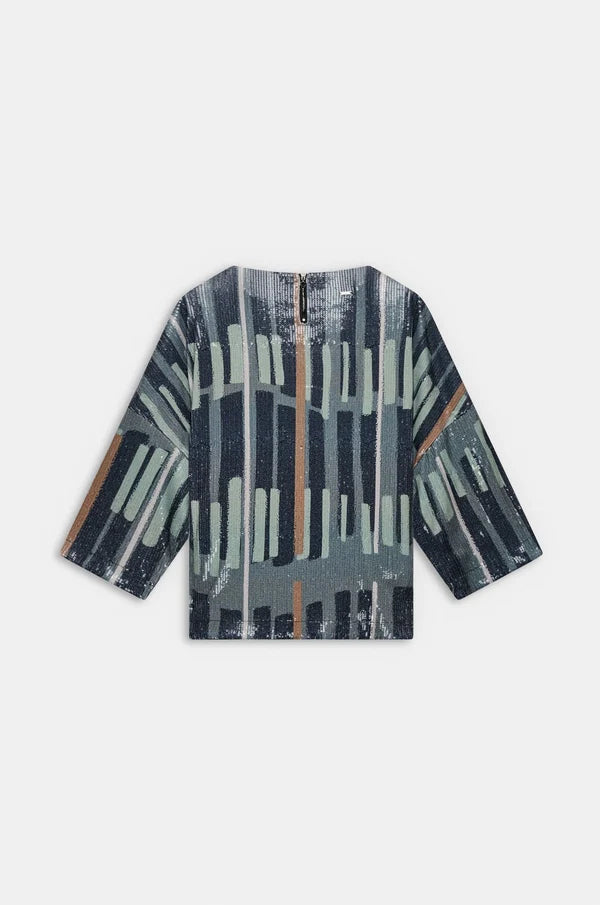 Camisa en tono verde con estampado geométrico y sutil efecto brillante que aporta un estilo moderno y original. Su corte amplio y mangas cortas crean una silueta cómoda y ligera. Una prenda con carácter que ilumina cualquier look. Perfecta para añadir un toque artístico y sofisticado a tu día a día.

Composición: 95,1% Poliéster y 4,9% Elastano.

Se recomienda lavar a mano o en lavadora hasta 30º. No usar lejía, planchar suavemente del revés hasta 110º y no usar secadora.