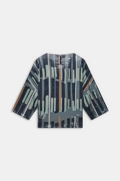 Camisa en tono verde con estampado geométrico y sutil efecto brillante que aporta un estilo moderno y original. Su corte amplio y mangas cortas crean una silueta cómoda y ligera. Una prenda con carácter que ilumina cualquier look. Perfecta para añadir un toque artístico y sofisticado a tu día a día.

Composición: 95,1% Poliéster y 4,9% Elastano.

Se recomienda lavar a mano o en lavadora hasta 30º. No usar lejía, planchar suavemente del revés hasta 110º y no usar secadora.