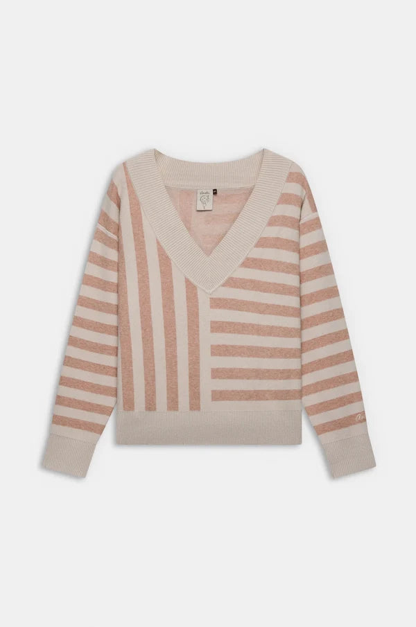 Jersey de punto en tono rosa con diseño de rayas y cuello pico que aporta un estilo suave y elegante. Su tejido cálido y su corte cómodo lo convierten en una prenda ideal para el día a día. Incorpora un delicado detalle metálico Anekke que añade un toque especial. Perfecto para looks femeninos con un aire relajado.

Composición: 47,7%VISCOSE 31,2%POLYESTER 21,1%POLYAMIDE

Se recomienda lavar a mano o en lavadora hasta 30º. No usar lejía, planchar suavemente del revés hasta 110º y no usar secadora.
