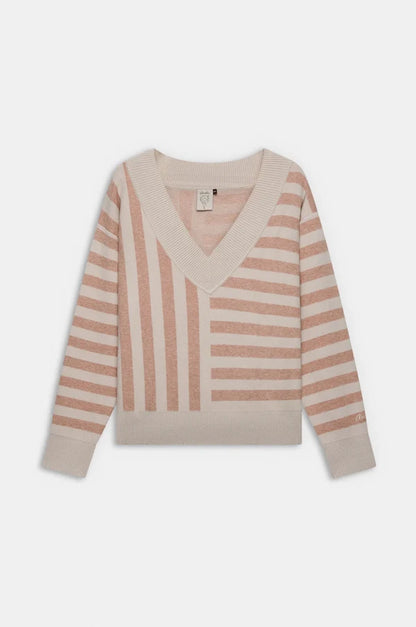 Jersey de punto en tono rosa con diseño de rayas y cuello pico que aporta un estilo suave y elegante. Su tejido cálido y su corte cómodo lo convierten en una prenda ideal para el día a día. Incorpora un delicado detalle metálico Anekke que añade un toque especial. Perfecto para looks femeninos con un aire relajado.

Composición: 47,7%VISCOSE 31,2%POLYESTER 21,1%POLYAMIDE

Se recomienda lavar a mano o en lavadora hasta 30º. No usar lejía, planchar suavemente del revés hasta 110º y no usar secadora.