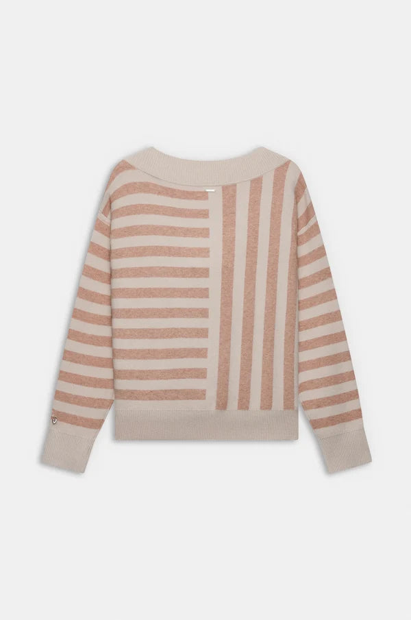 Jersey de punto en tono rosa con diseño de rayas y cuello pico que aporta un estilo suave y elegante. Su tejido cálido y su corte cómodo lo convierten en una prenda ideal para el día a día. Incorpora un delicado detalle metálico Anekke que añade un toque especial. Perfecto para looks femeninos con un aire relajado.

Composición: 47,7%VISCOSE 31,2%POLYESTER 21,1%POLYAMIDE

Se recomienda lavar a mano o en lavadora hasta 30º. No usar lejía, planchar suavemente del revés hasta 110º y no usar secadora.