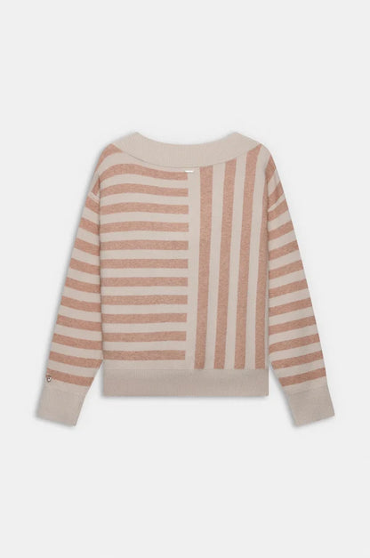 Jersey de punto en tono rosa con diseño de rayas y cuello pico que aporta un estilo suave y elegante. Su tejido cálido y su corte cómodo lo convierten en una prenda ideal para el día a día. Incorpora un delicado detalle metálico Anekke que añade un toque especial. Perfecto para looks femeninos con un aire relajado.

Composición: 47,7%VISCOSE 31,2%POLYESTER 21,1%POLYAMIDE

Se recomienda lavar a mano o en lavadora hasta 30º. No usar lejía, planchar suavemente del revés hasta 110º y no usar secadora.