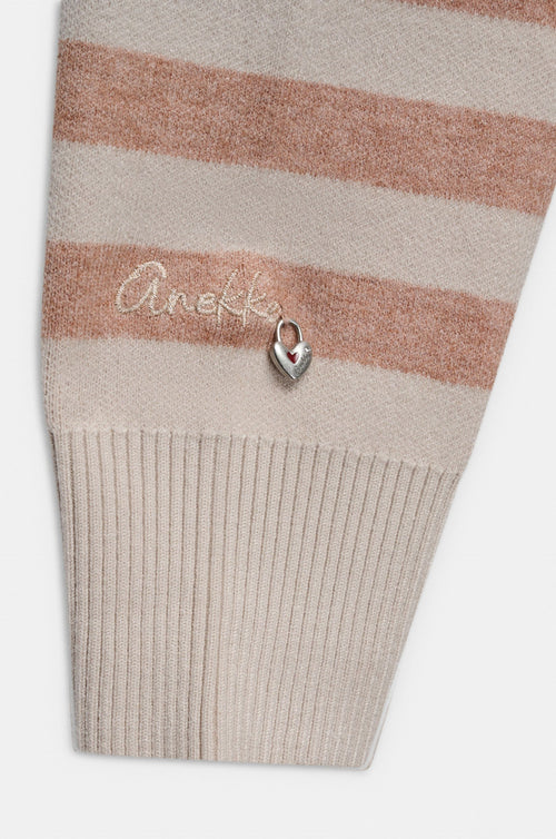 Jersey de punto en tono rosa con diseño de rayas y cuello pico que aporta un estilo suave y elegante. Su tejido cálido y su corte cómodo lo convierten en una prenda ideal para el día a día. Incorpora un delicado detalle metálico Anekke que añade un toque especial. Perfecto para looks femeninos con un aire relajado.

Composición: 47,7%VISCOSE 31,2%POLYESTER 21,1%POLYAMIDE

Se recomienda lavar a mano o en lavadora hasta 30º. No usar lejía, planchar suavemente del revés hasta 110º y no usar secadora.