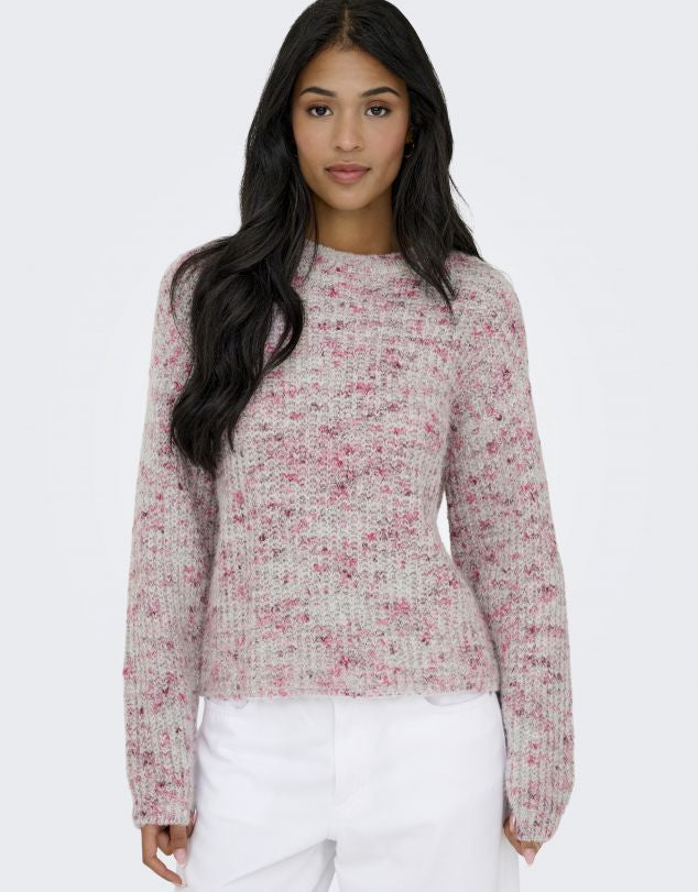 Jersey de cuello redondo, punto jaspeado, muy agradable al tacto.

Composición: 52% Acrílico, 43% poliéster y 5% Lana.

Se recomienda lavar a mano o en lavadora hasta 30º. No usar lejía, planchar suavemente del revés hasta 110º y no usar secadora.