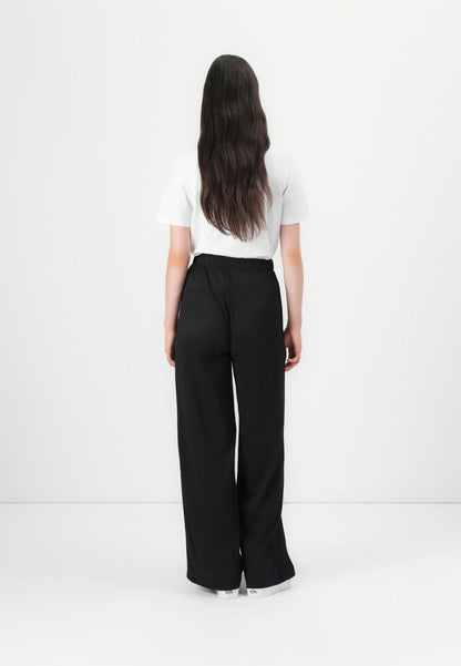 Pantalón ancho, con goma en cintura.

Composición: 99% Poliéster y 1% Elastano.

Se recomienda lavar a mano o en lavadora hasta 30º. No usar lejía, planchar suavemente del revés hasta 110º y no usar secadora.