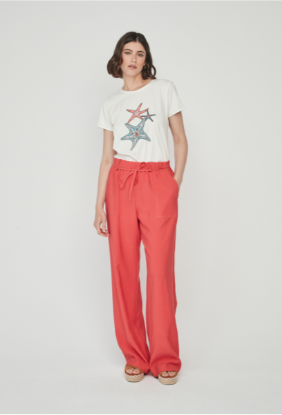 Pantalón ancho, goma en cintura y detalle de costuras en bolsillos. Color coral precioso.

Composición: 86% Viscosa y 14% Poliéster.

Se recomienda lavar a mano o en lavadora hasta 30º. No usar lejía, planchar suavemente del revés hasta 110º y no usar secadora.