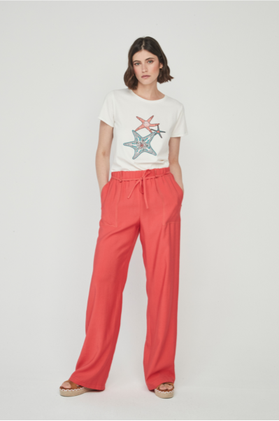 Pantalón ancho, goma en cintura y detalle de costuras en bolsillos. Color coral precioso.

Composición: 86% Viscosa y 14% Poliéster.

Se recomienda lavar a mano o en lavadora hasta 30º. No usar lejía, planchar suavemente del revés hasta 110º y no usar secadora.