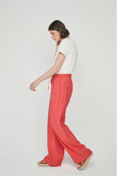 Pantalón ancho, goma en cintura y detalle de costuras en bolsillos. Color coral precioso.

Composición: 86% Viscosa y 14% Poliéster.

Se recomienda lavar a mano o en lavadora hasta 30º. No usar lejía, planchar suavemente del revés hasta 110º y no usar secadora.