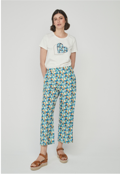 Pantalón culotte con bolsillos y cierre de cremallera en delantero con botón, y goma en espalda

Composición: 100% Viscosa.

Se recomienda lavar a mano o en lavadora hasta 30º. No usar lejía, planchar suavemente del revés hasta 110º y no usar secadora.