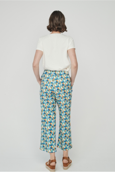 Pantalón culotte con bolsillos y cierre de cremallera en delantero con botón, y goma en espalda

Composición: 100% Viscosa.

Se recomienda lavar a mano o en lavadora hasta 30º. No usar lejía, planchar suavemente del revés hasta 110º y no usar secadora.