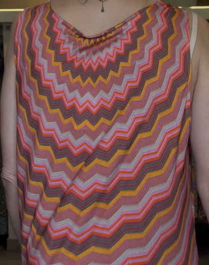 Vestido de tejido agradable que no necesita plancha. Detalle de nudo en pecho.

Composición: 95% Poliéster y 5% elastano.

Se recomienda lavar a mano o en lavadora hasta 30º. No usar lejía, planchar suavemente del revés hasta 110º y no usar secadora.