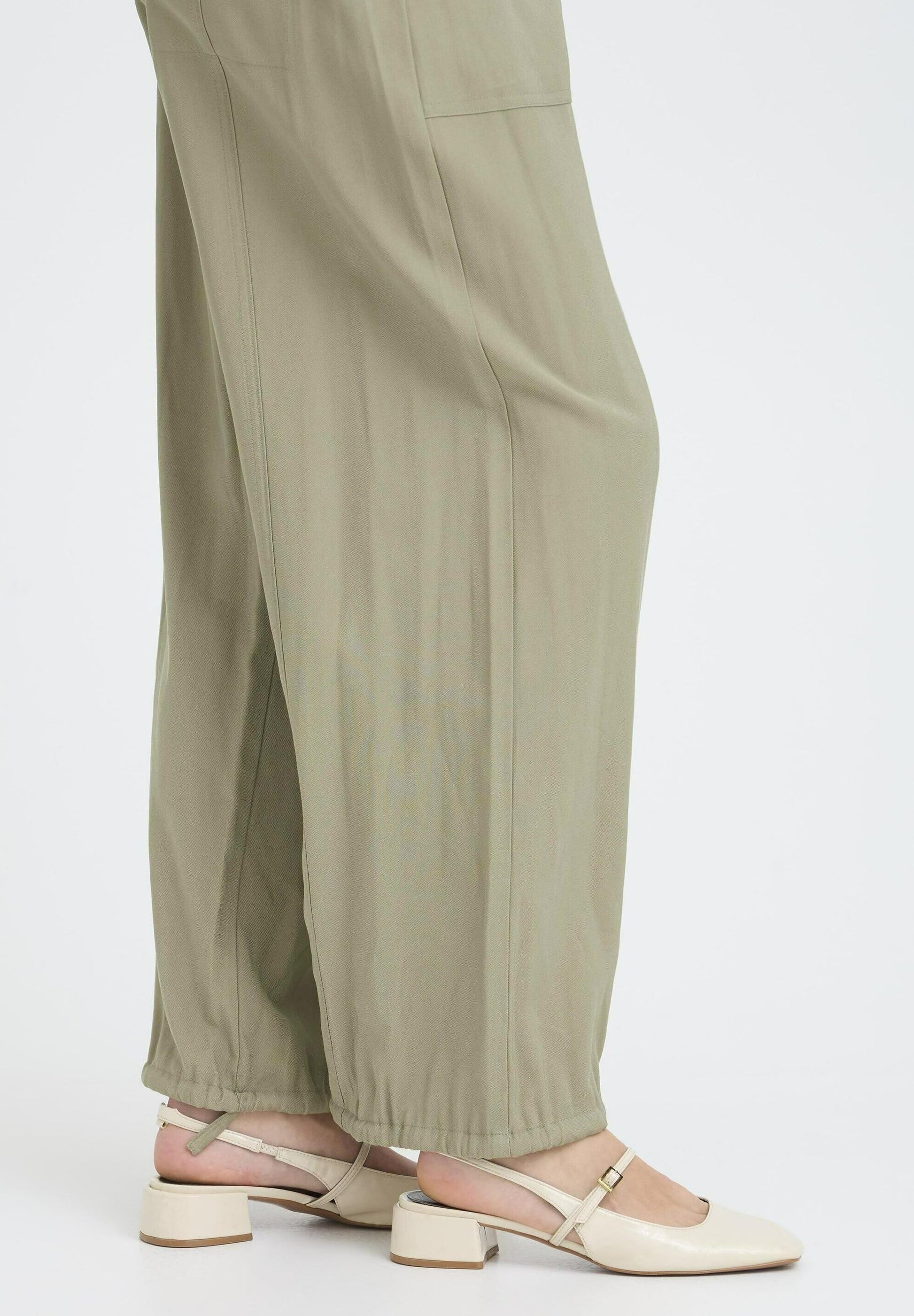 Pantalón muy cómodo con detalle de cordón en bajo para ajustarlo al tobillo.

En Atipyca Moda, tienda de ropa de mujer en Logroño, seleccionamos cuidadosamente marcas como B Young, apostando por prendas de calidad, estilo y comodidad. Este pantalón B Young es perfecto para mujeres que buscan moda actual sin renunciar al confort.

Composición: 93% Viscosa y 7% Poliéster.

Se recomienda lavar a mano o en lavadora hasta 30º. No usar lejía, planchar suavemente del revés hasta 110º y no usar secadora.