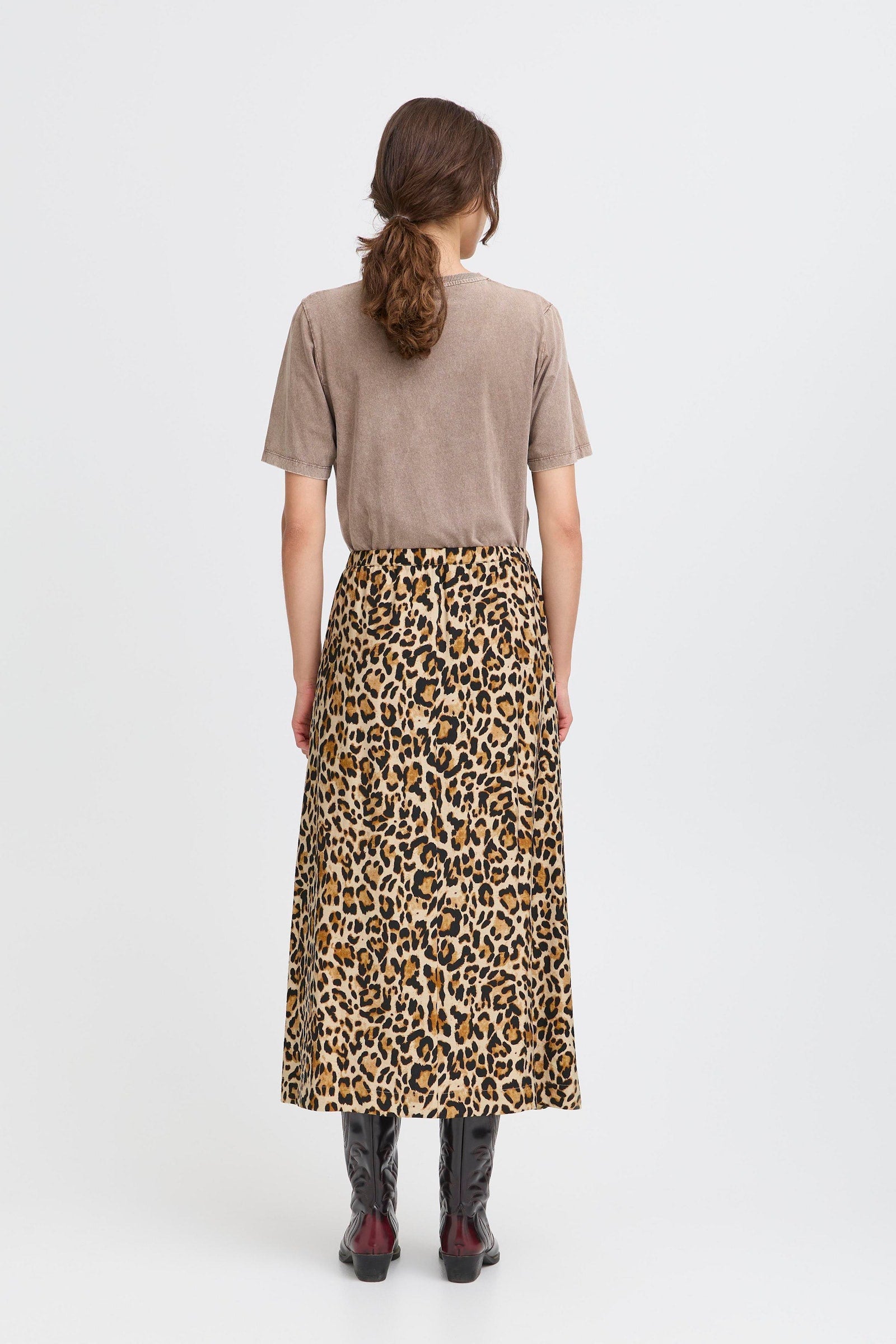 Falda midi animal print con bolsillos y goma en cintura.

Composición: 75% Viscosa, 13% Lino y 12% Poliamida.

Se recomienda lavar a mano o en lavadora hasta 30º. No usar lejía, planchar suavemente del revés hasta 110º y no usar secadora.