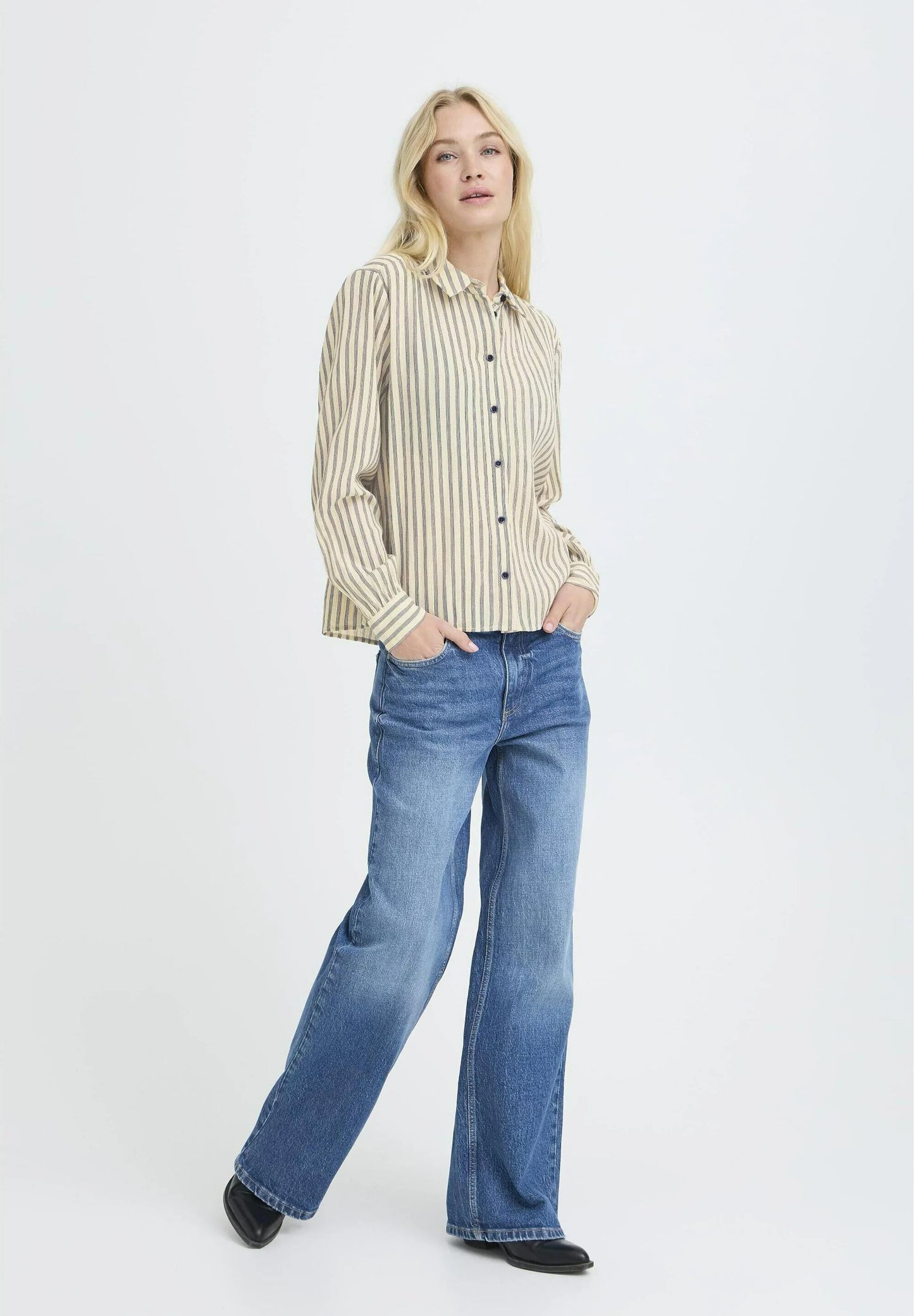 Camisa de manga larga, con rayas verticales en azul haciendo contraste.


Composición: 100% Algodón.


Se recomienda lavar a mano o en lavadora hasta 30º. No usar lejía, planchar suavemente del revés hasta 110º y no usar secadora.