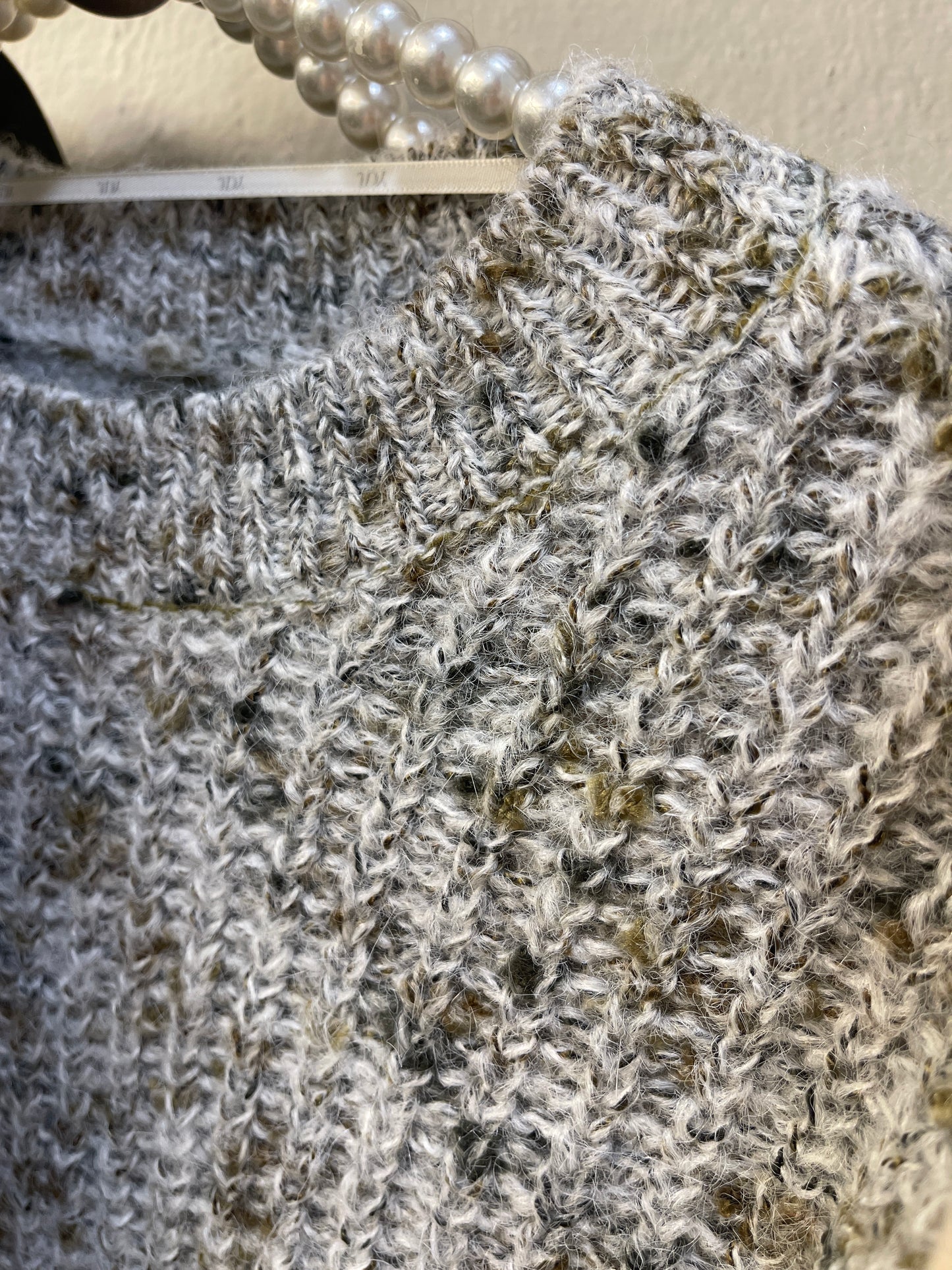 Jersey de cuello redondo, punto jaspeado, muy agradable al tacto.

Composición: 52% Acrílico, 43% poliéster y 5% Lana.

Se recomienda lavar a mano o en lavadora hasta 30º. No usar lejía, planchar suavemente del revés hasta 110º y no usar secadora.