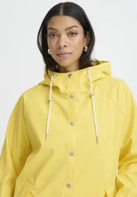 Chubasquero en color amarillo super llamativo y bonito.

Composición: 100% Poliéster.

Se recomienda lavar a mano o en lavadora hasta 30º. No usar lejía, planchar suavemente del revés hasta 110º y no usar secadora.