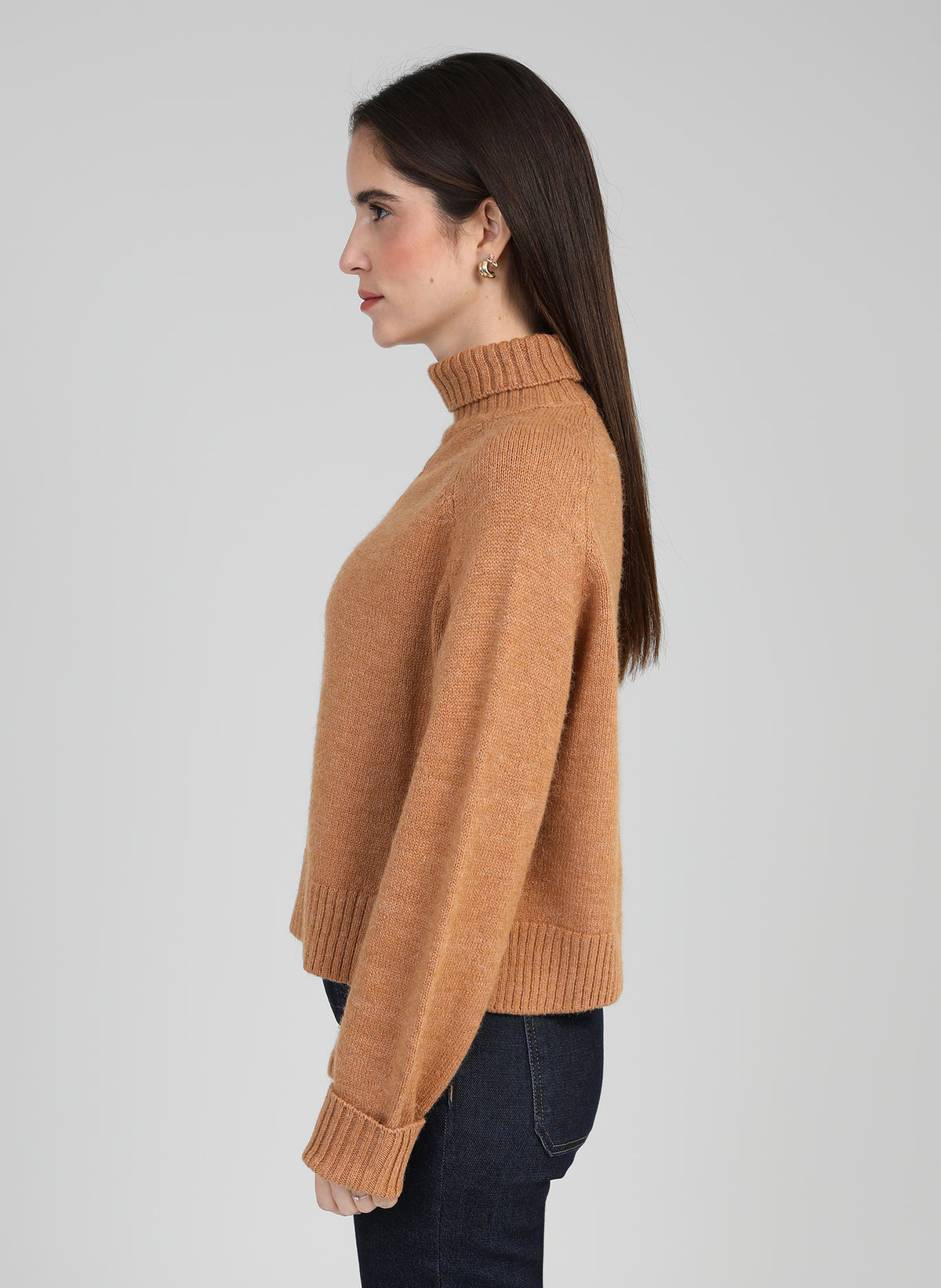 Jersey de cuello alto de tejido suave. Detalle de cordón en frontal.

Composición: 60% acrítico, 30% poliamida, 5% polyester y 5% Alpaca.

Se recomienda lavar a mano o en lavadora hasta 30º. No usar lejía, planchar suavemente del revés hasta 110º y no usar secadora.