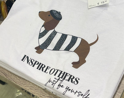 Camiseta de algodón con dibujo de perro salchicha.

Composición: 100% Algodón.

Se recomienda lavar a mano o en lavadora hasta 30º. No usar lejía, planchar suavemente del revés hasta 110º y no usar secadora.