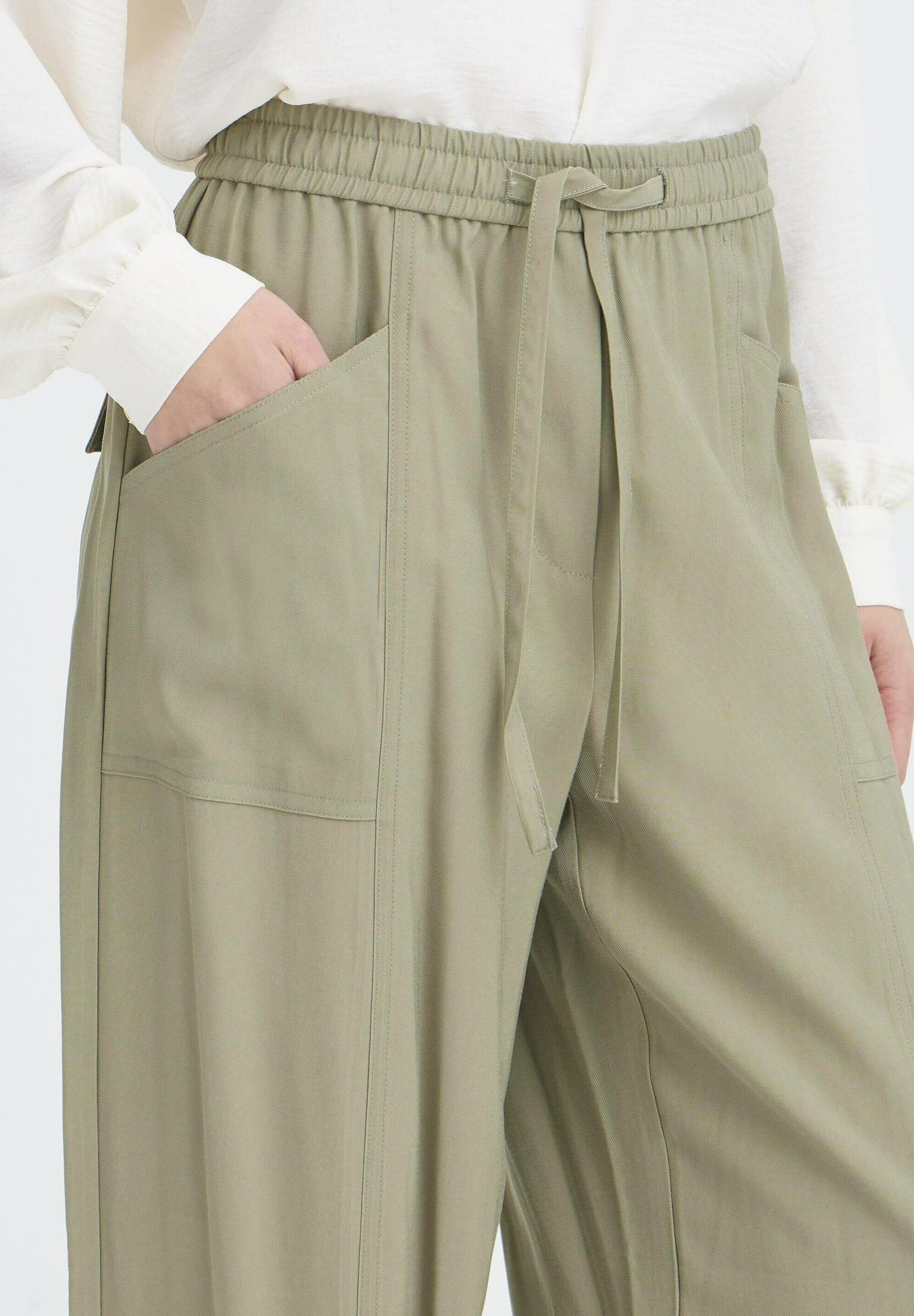 Pantalón muy cómodo con detalle de cordón en bajo para ajustarlo al tobillo.

En Atipyca Moda, tienda de ropa de mujer en Logroño, seleccionamos cuidadosamente marcas como B Young, apostando por prendas de calidad, estilo y comodidad. Este pantalón B Young es perfecto para mujeres que buscan moda actual sin renunciar al confort.

Composición: 93% Viscosa y 7% Poliéster.

Se recomienda lavar a mano o en lavadora hasta 30º. No usar lejía, planchar suavemente del revés hasta 110º y no usar secadora.