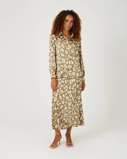 Falda Aura de manga larga para mujer con un estampado vibrante que aporta personalidad a cualquier look. Perfecta para combinar con tus prendas favoritas, tanto en estilo casual como en propuestas más sofisticadas.

Composición: 100% Poliéster.

Se recomienda lavar a mano o en lavadora hasta 30º. No usar lejía, planchar suavemente del revés hasta 110º y no usar secadora.